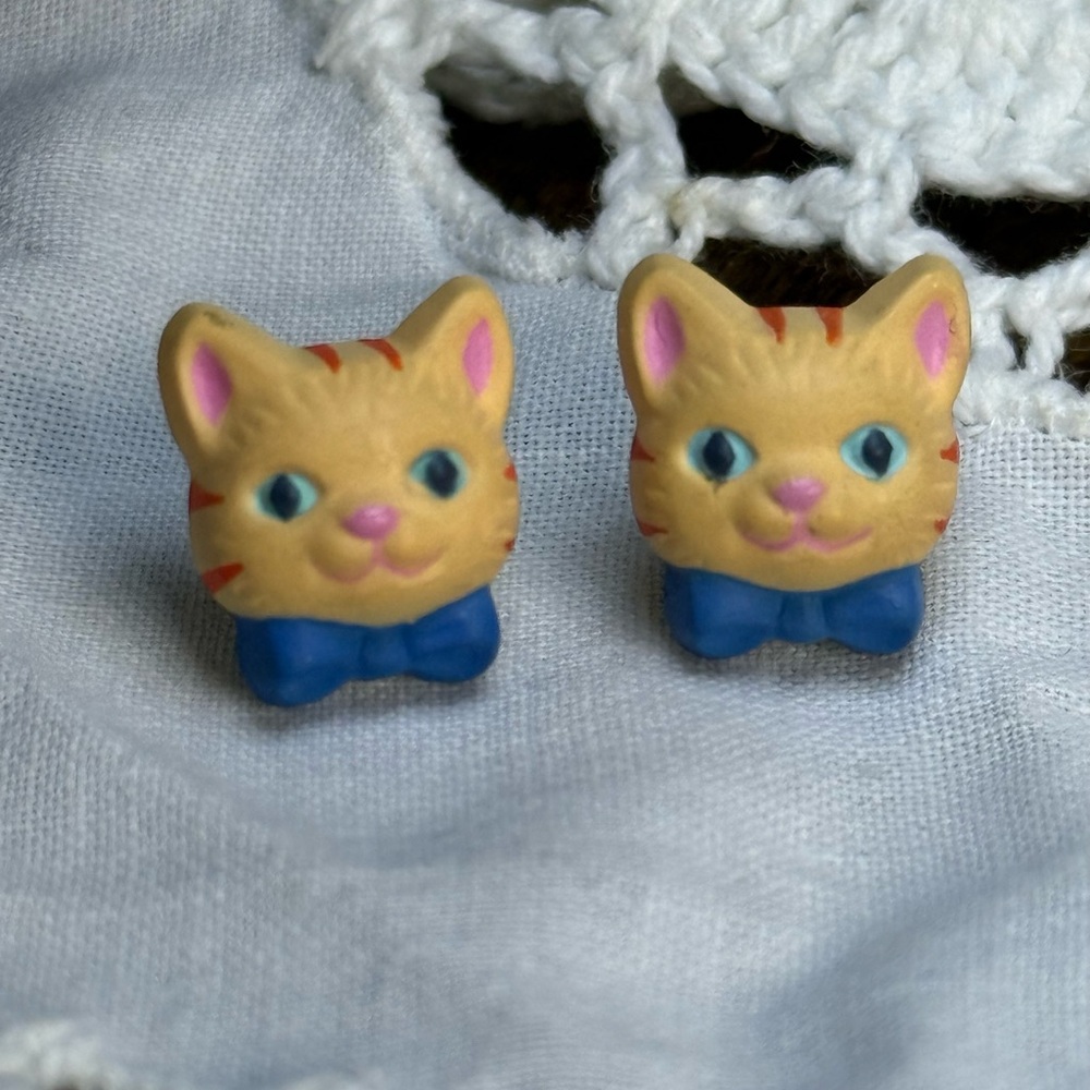 Vintage Avon cat "Tabbitha Tabby" earrings